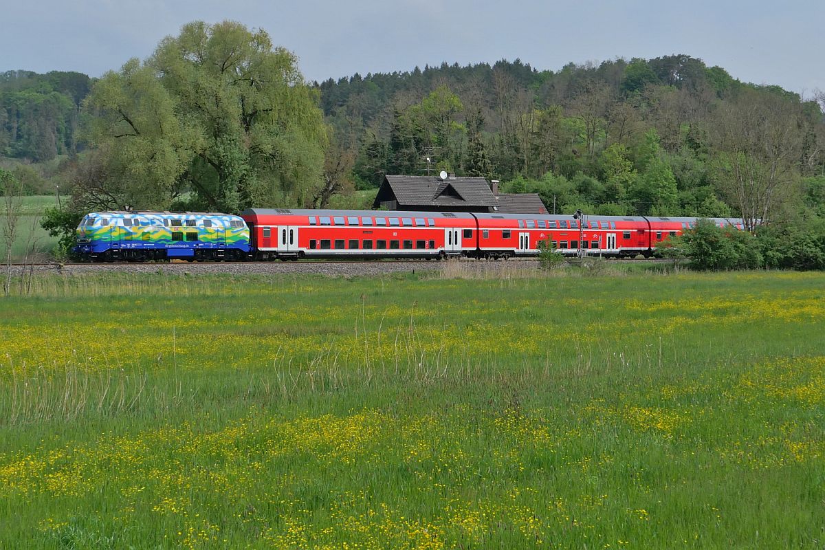 218 443-0 mit den Wagen des IRE 22789  FREIZEIT-EXPRESS SÜDBAHN  von Ulm nach Singen (Hohentwiel) am 07.05.2022 bei Stahringen