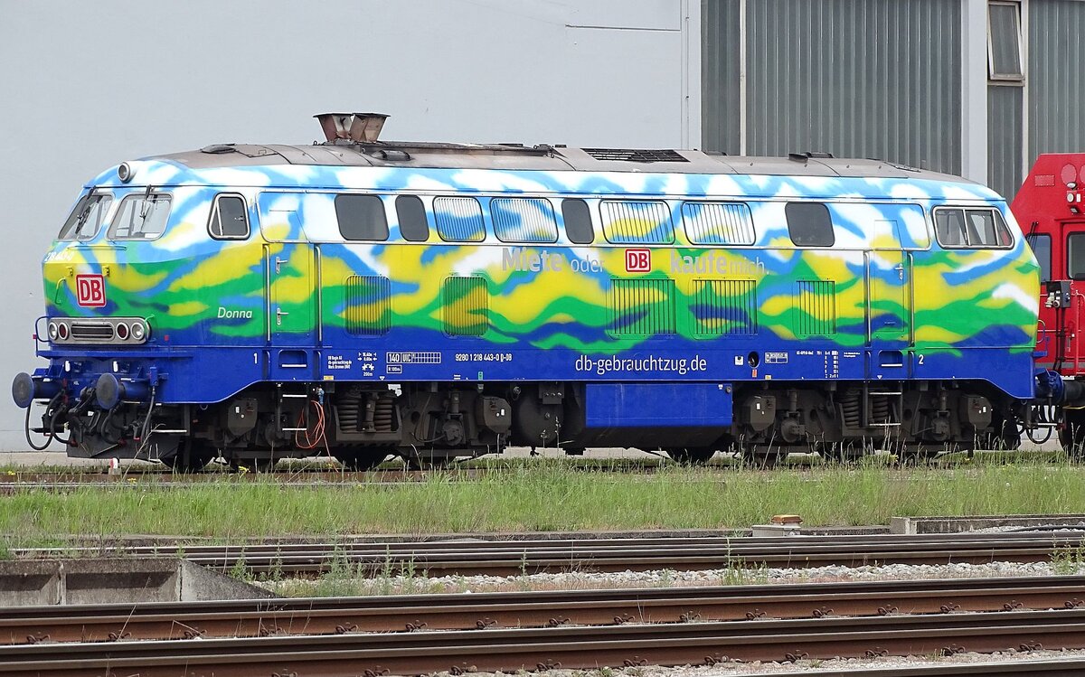 218 443 'Donna' von 'DB-Gebrauchtzug' in Touristikzug-Lackierung am 25.04.24 im Betriebswerk Mühldorf.