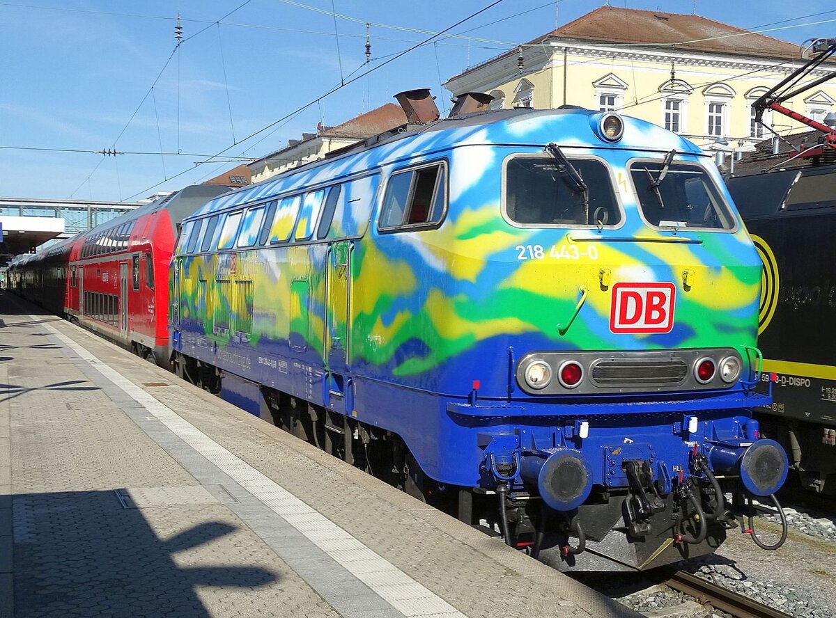 218 443 'Donna' von 'DB-Gebrauchtzug' in Touristikzuglackierung am 27.04.24 vor dem RE2 nach Hof in Regensburg.