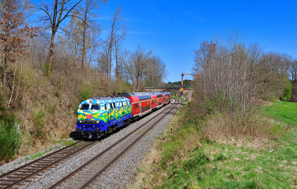 218 443 mit einem RE2 am 11.04.2024 bei Reuth bei Erbendorf.