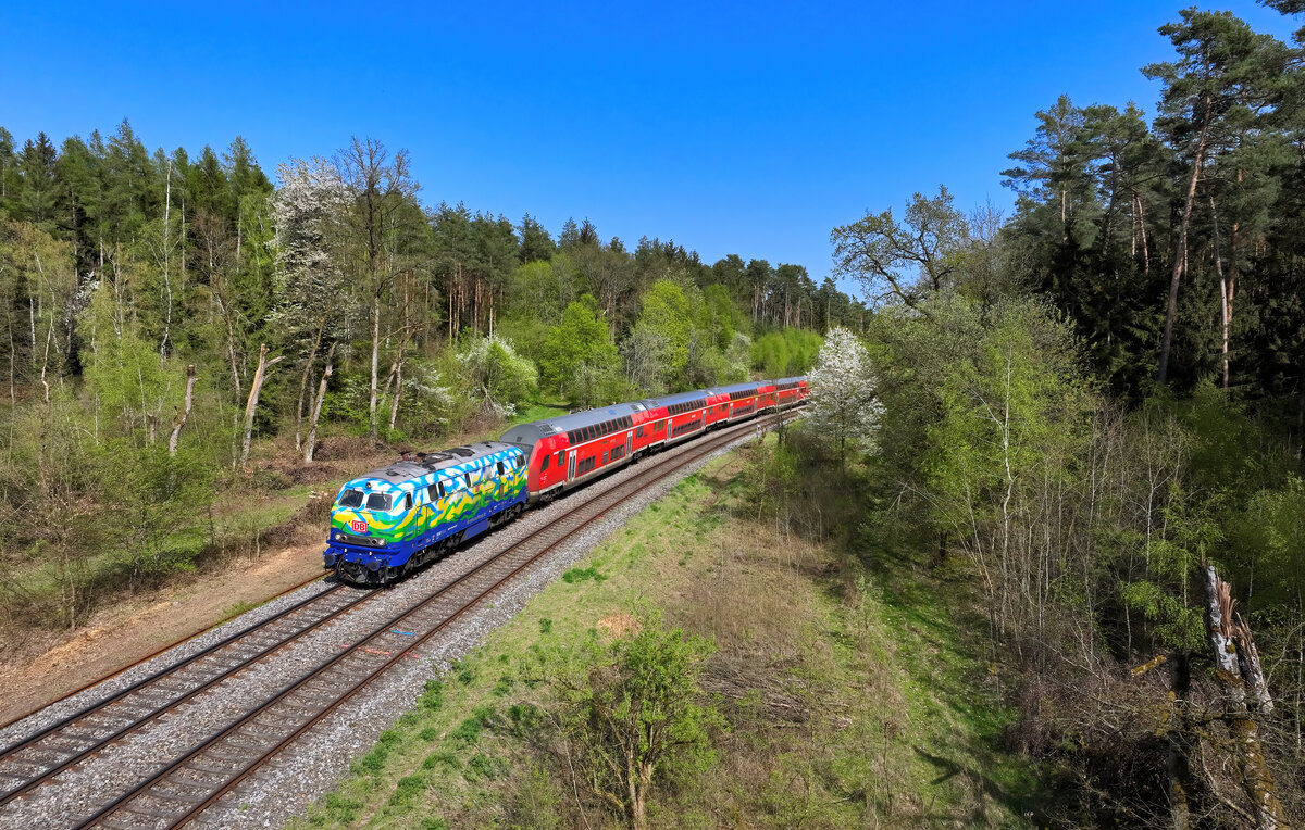 218 443 mit einem RE2 am 11.04.2024 bei Regenstauf.