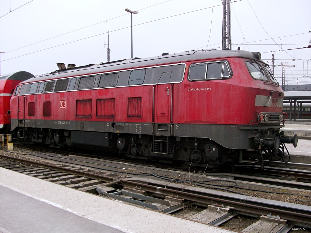 218 444, neben 218 405 und 218 402 eine von drei Diesellokomotiven mit MTU 12V 956 TB11  abgasoptimiert  (TB11 grau) im Mühldorfer Einsatzbestand, wartete am Nachmittag des 5.4.13 in München Hbf auf die Abfahrt an einem der im Mühldorfer Linienstern bekannten Pendlerzüge. 