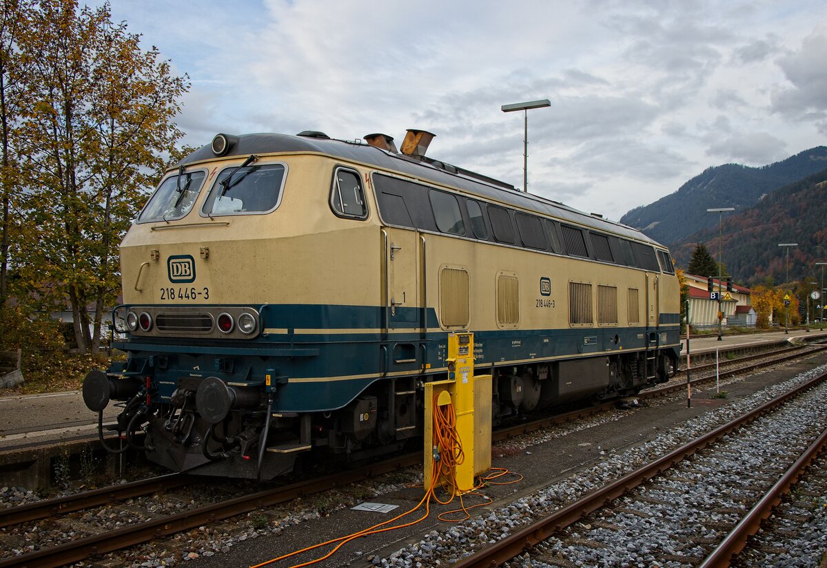 218 446-3 abgestellt auf Gleis 4 des Bahnhofs Oberstdorf (13.10.2022)