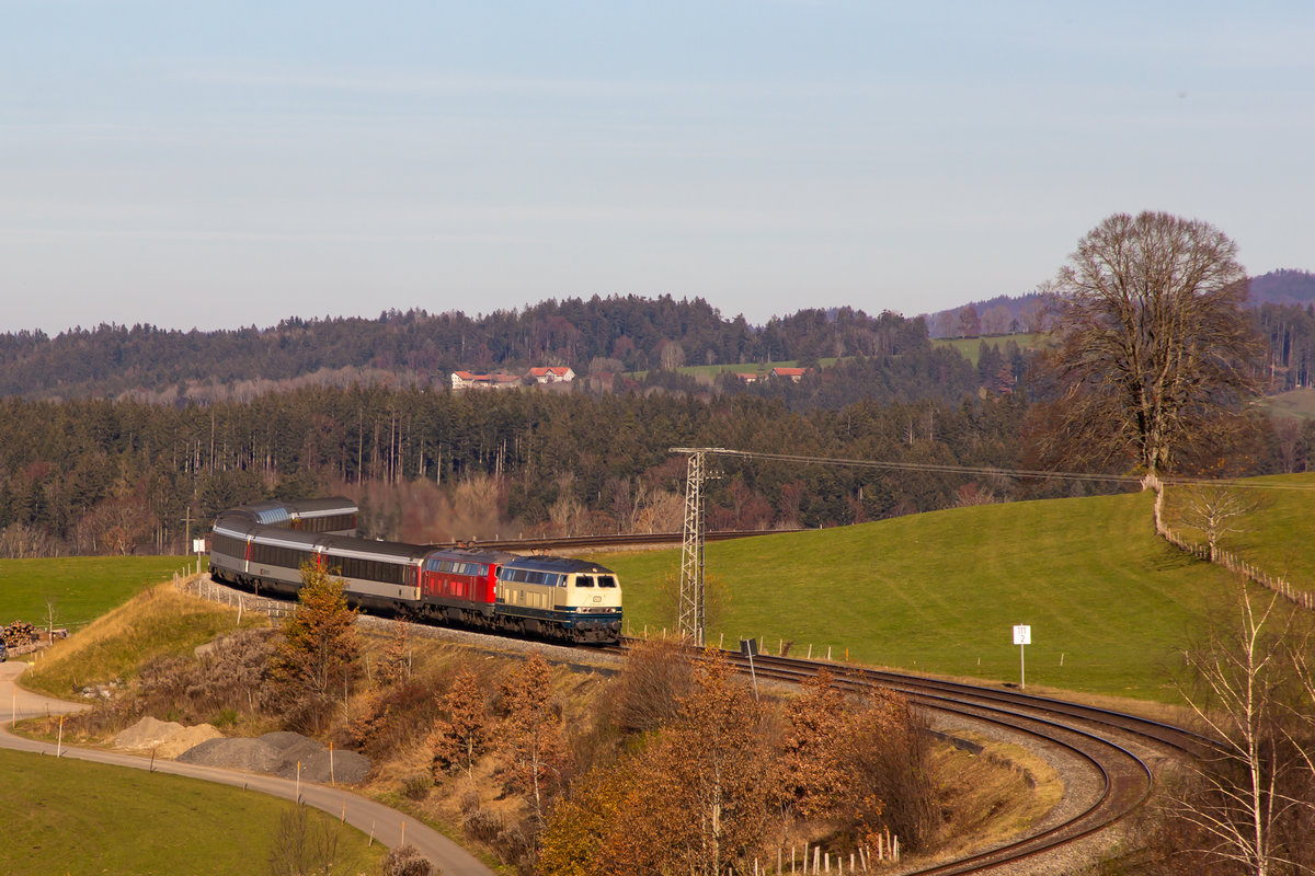 218 446-3 mit 452-1 am EuroCity EC 194 bei Heimhofen. 14.11.20