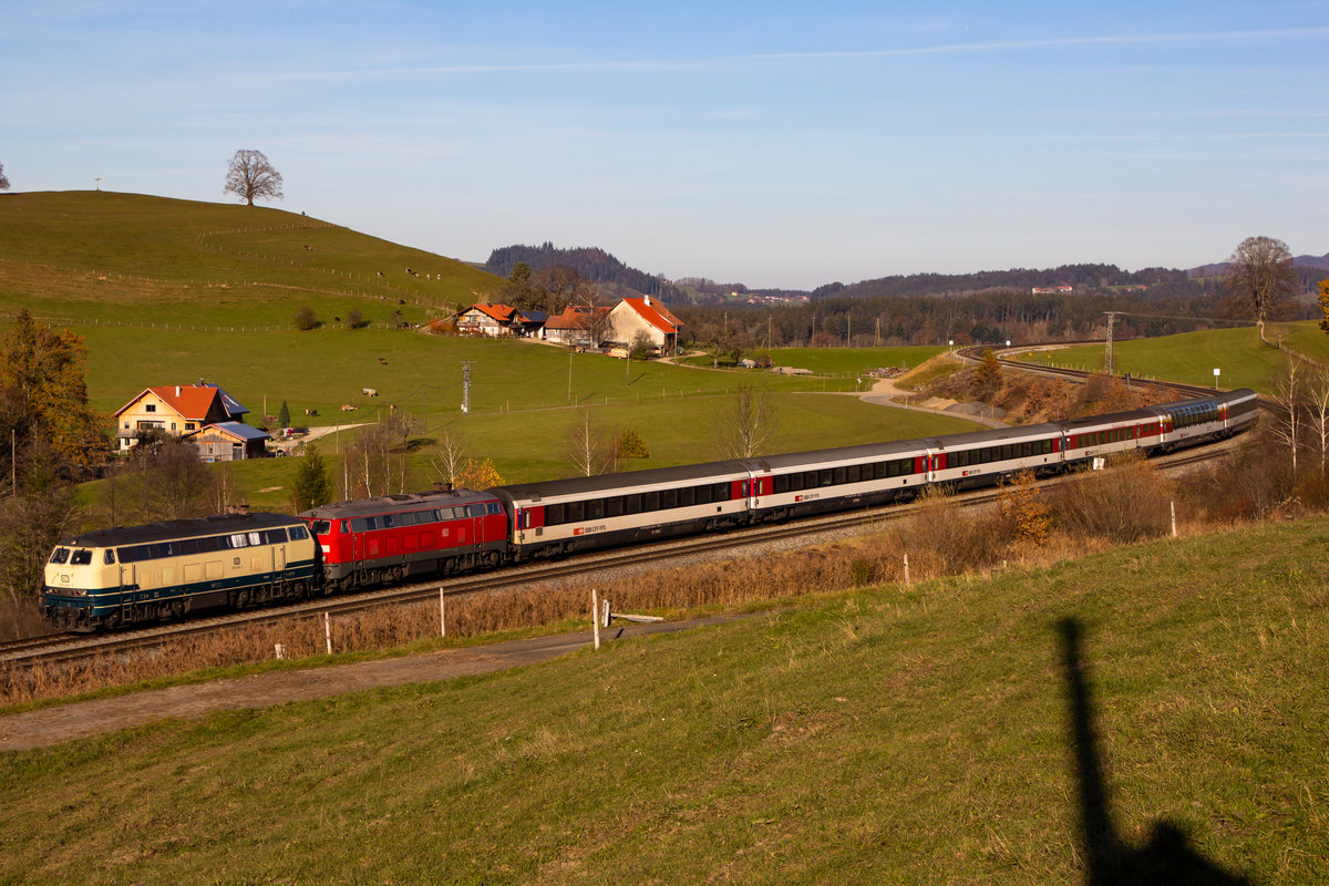 218 446-3 mit 452-1 am EuroCity EC 194 bei Heimhofen. 14.11.20
