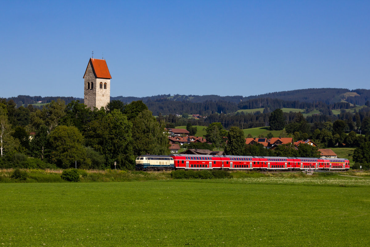 218 446-3 zieht ihren Dosto Radzug bei Stein nach Immenstadt. am 19.7.20.