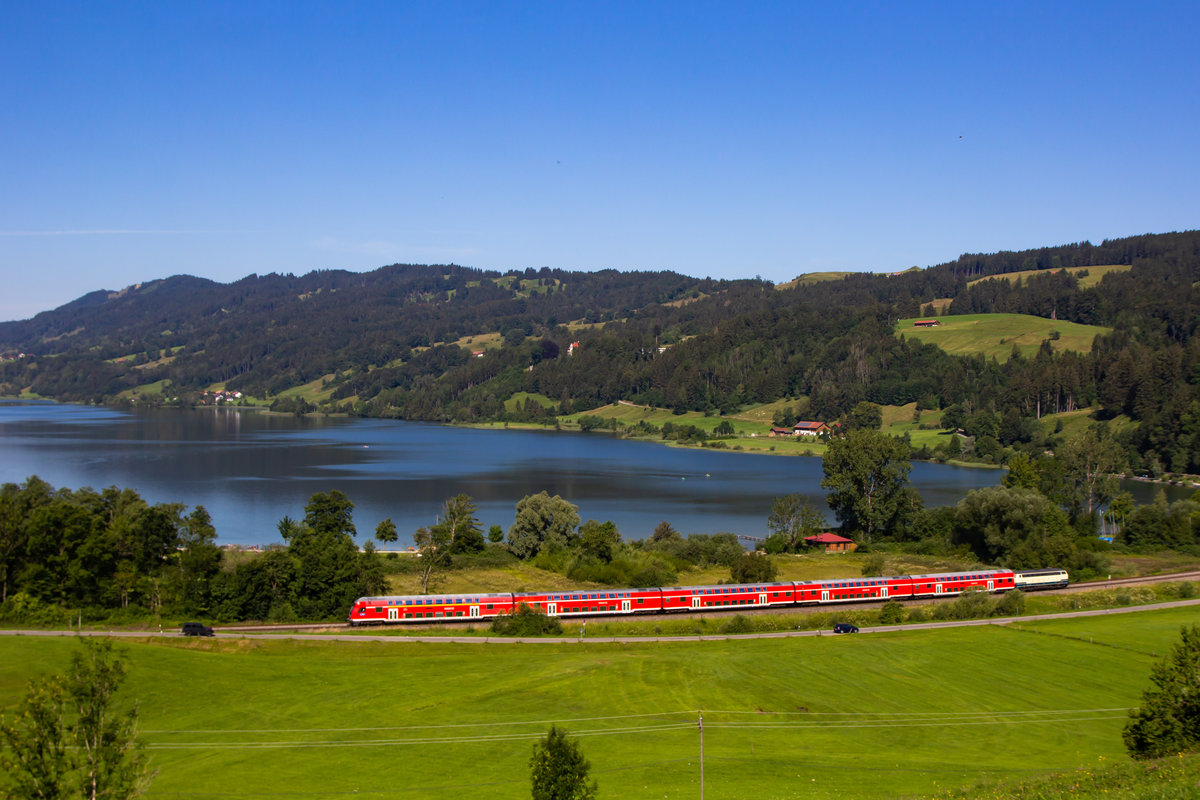 218 446-3 zieht ihren Dosto Radzug um den malerischen Alpsee am 19.7.20.