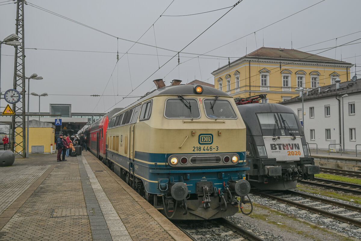 218 446 mit Doppelstockwagen nach Ankunft aus München in Regensburg am 30.12.2024