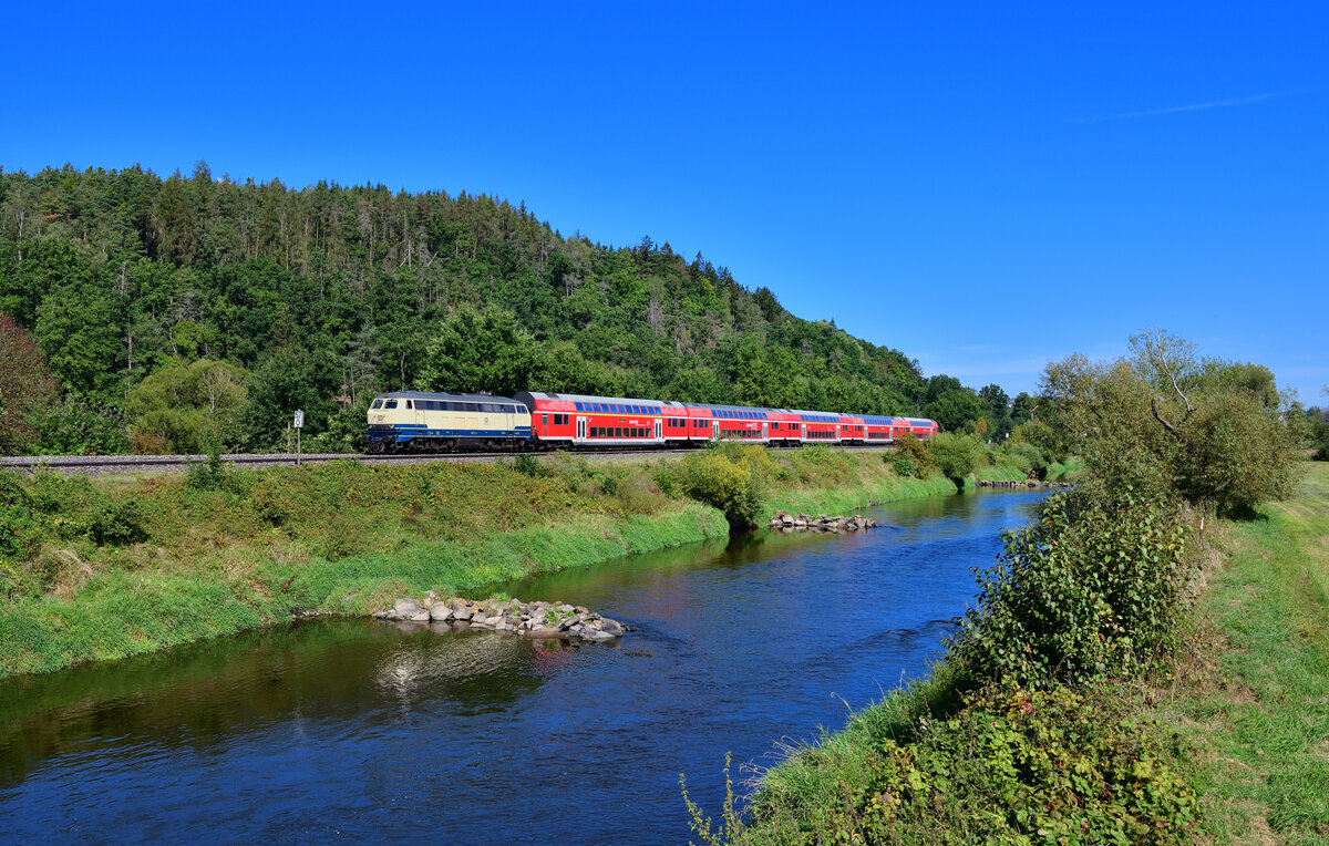 218 446 mit einem RE2 am 08.09.2024 bei Nabburg.