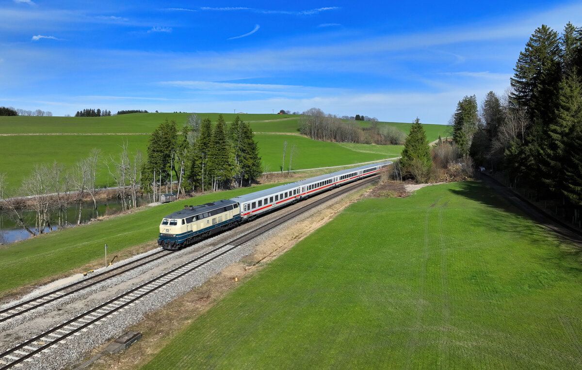 218 446 mit IC 2085 am 14.03.2024 bei Günzach.