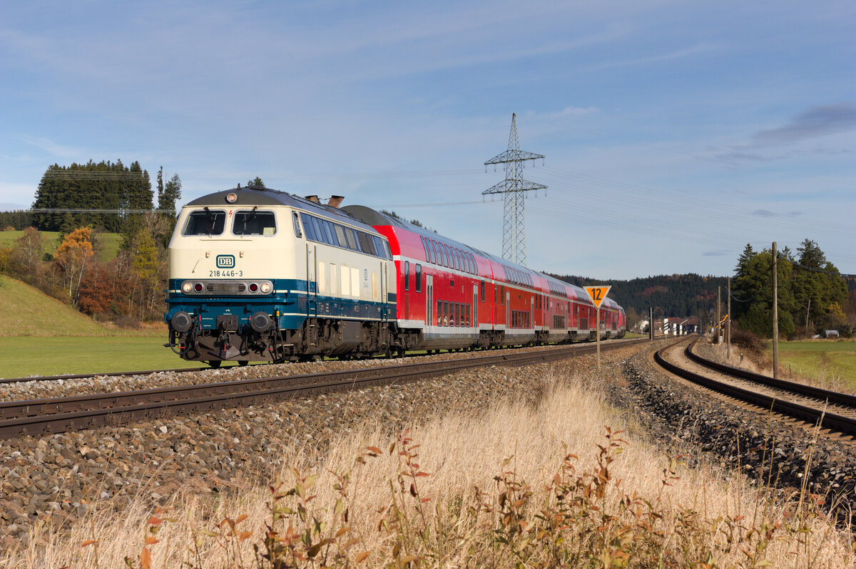 218 446 mit RE München-Lindau am 07.11.2021 bei Biessenhofen. Nachgeschoben hat 218 411. 