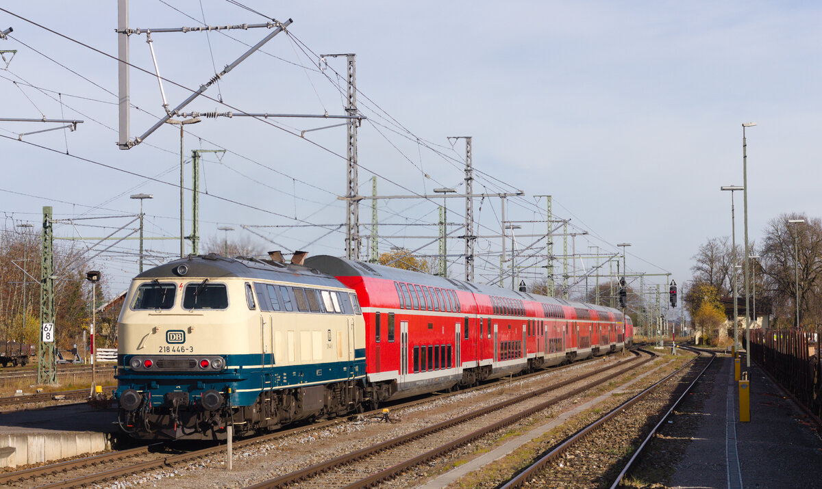 218 446+411 mit RE74 Kempten-München am 07.11.2021 in Buchloe. 