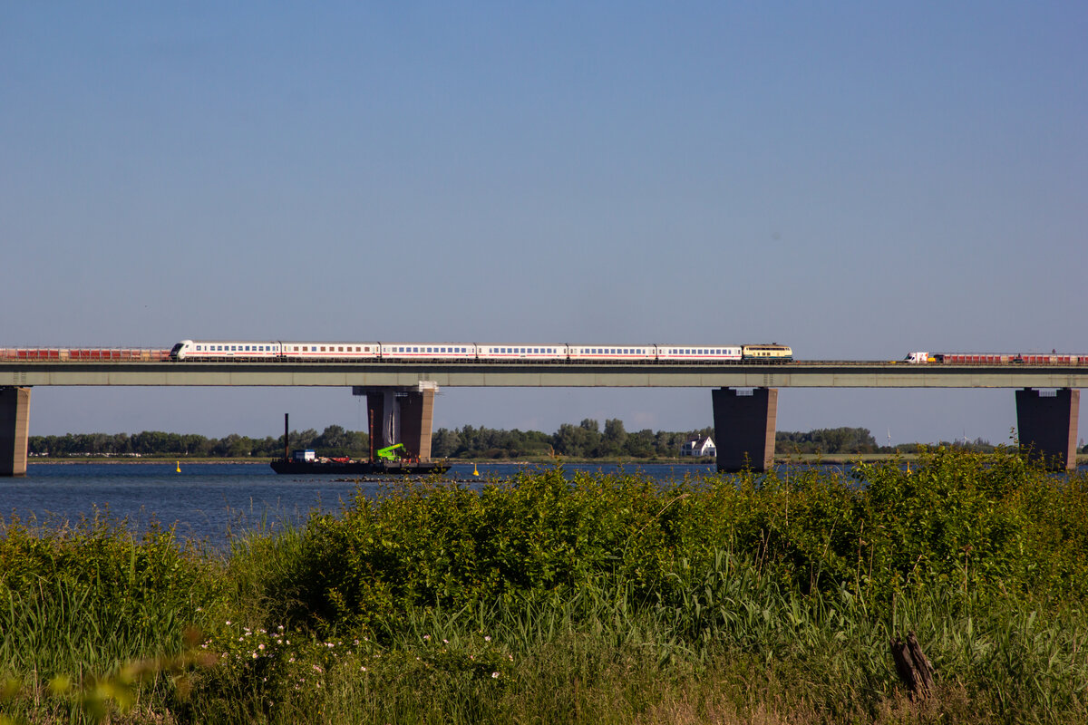 218 447-1 mit dem IC 2414 am 16.6.21 auf der Fehmarnsund Brücke nach Fehmarn (Burg)
