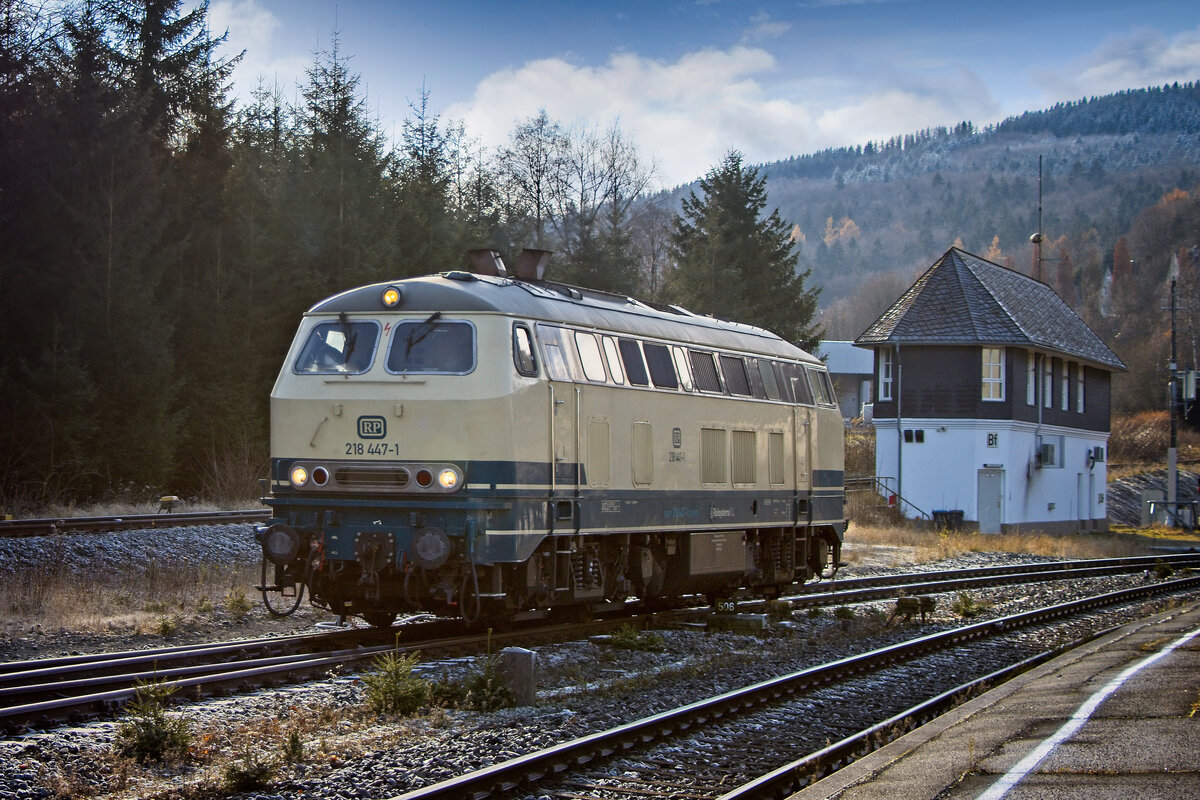 218 447-1 rangiert im Bahnhof Brilon-Wald (28.11.2021)