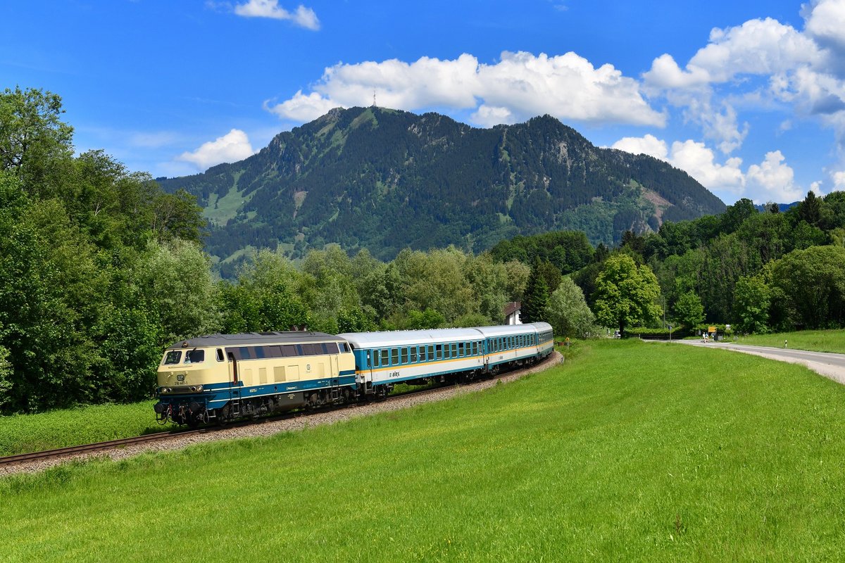 218 447 mit einem ALX am 26.05.2018 bei Immenstadt. 