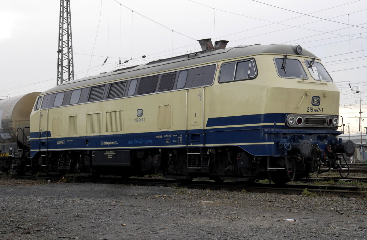 218 447 von Railsystems, abgestellt in Neuss, 10.12.20.