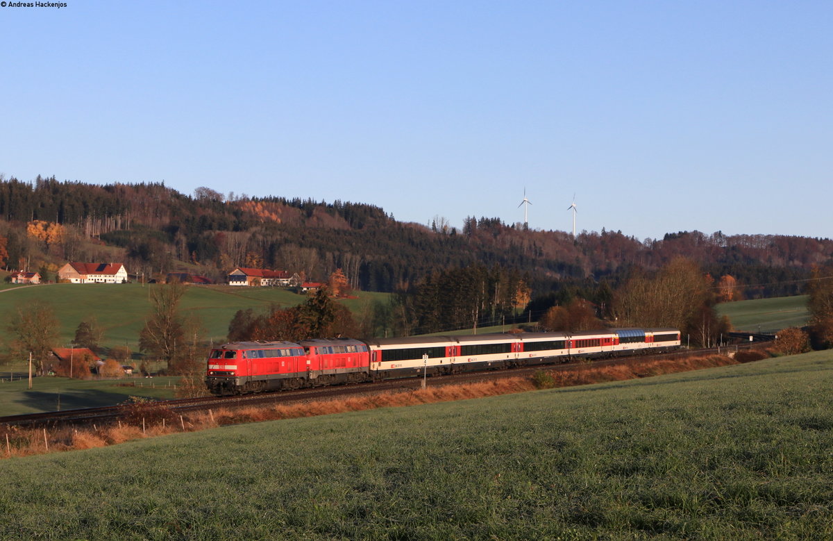 218 452-1 und 218 463-8 mit dem EC 196 (München Hbf-Zürich HB) bei Ellenberg 7.11.20