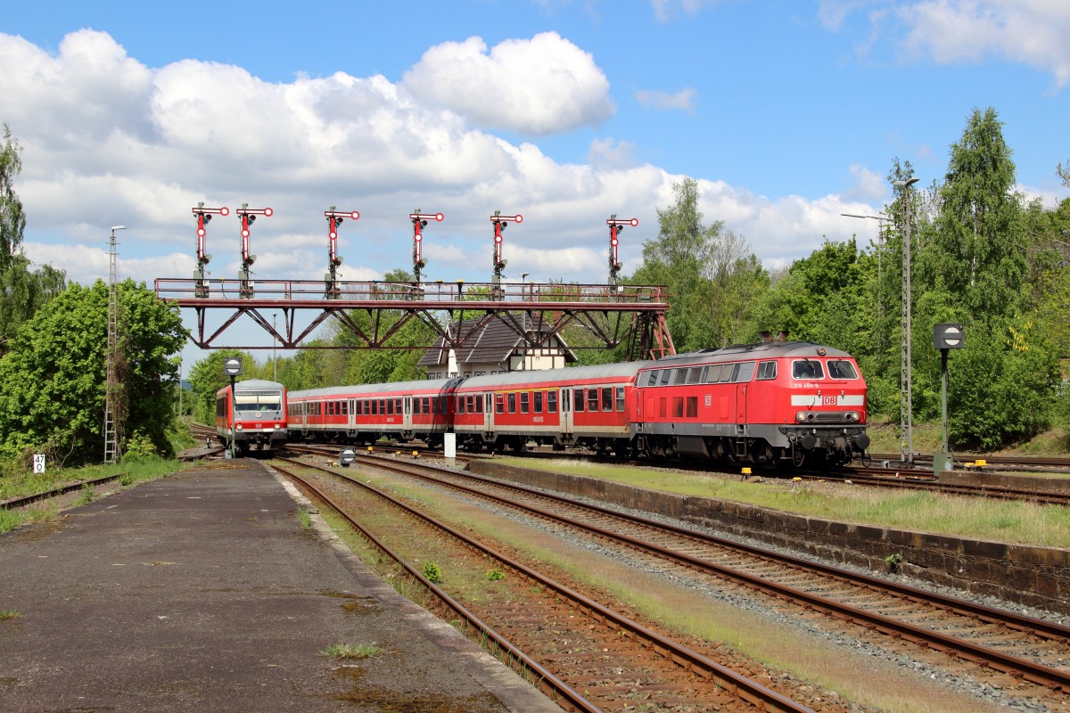 218 452-1 mit dem RE 14068 (Bad Harzburg- Hannover Hbf) bei der Einfahrt in Bad Harzburg. Parallel mit der 218 fuhr links daneben noch 928 613 als RB 14256 (Braunschweig Hbf - Bad Harzburg) ein. (03.05.14)