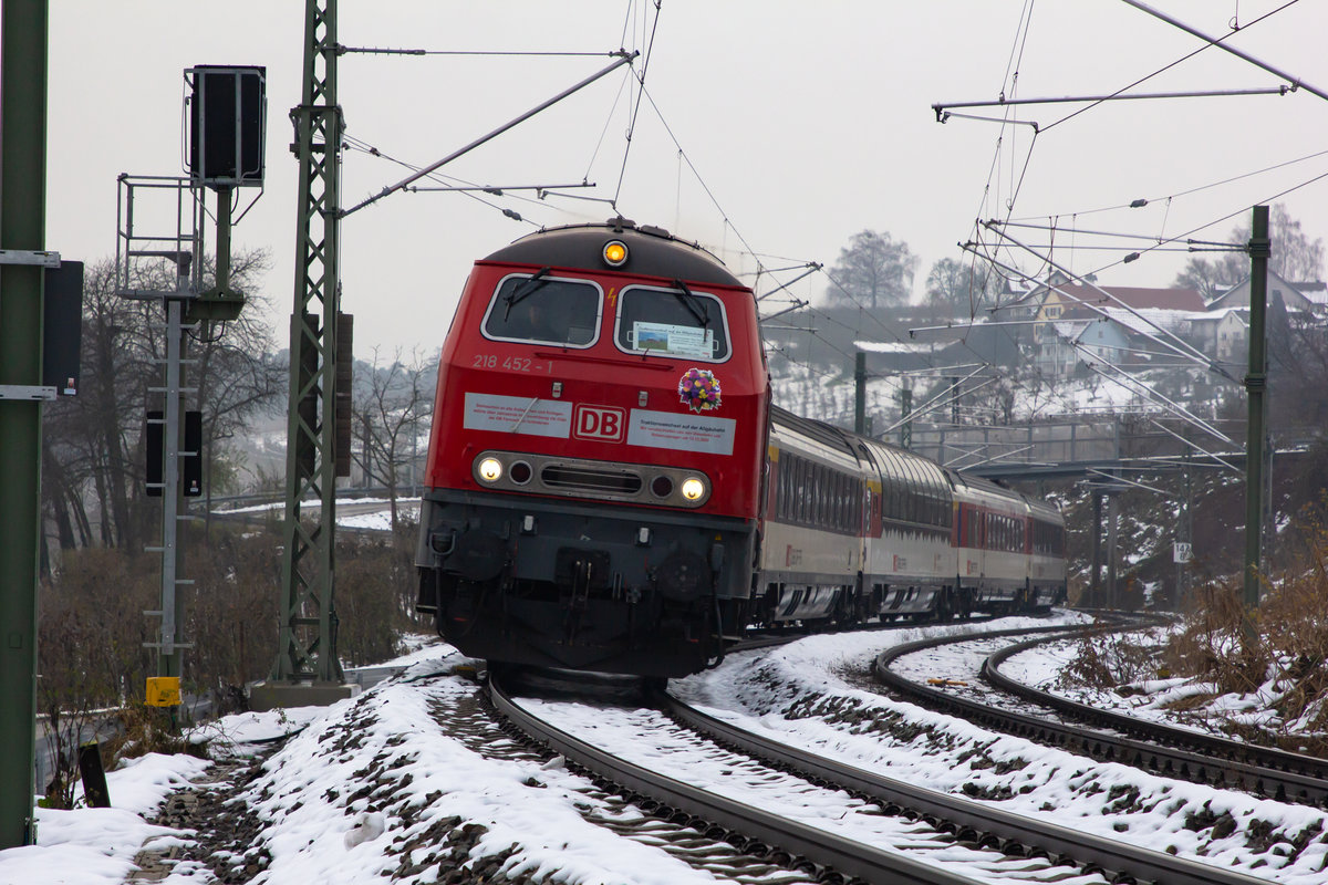 218 452-1 zieht den EuroCity EC 196 durch Bodolz hinauf ins Allgu. 12.12.20