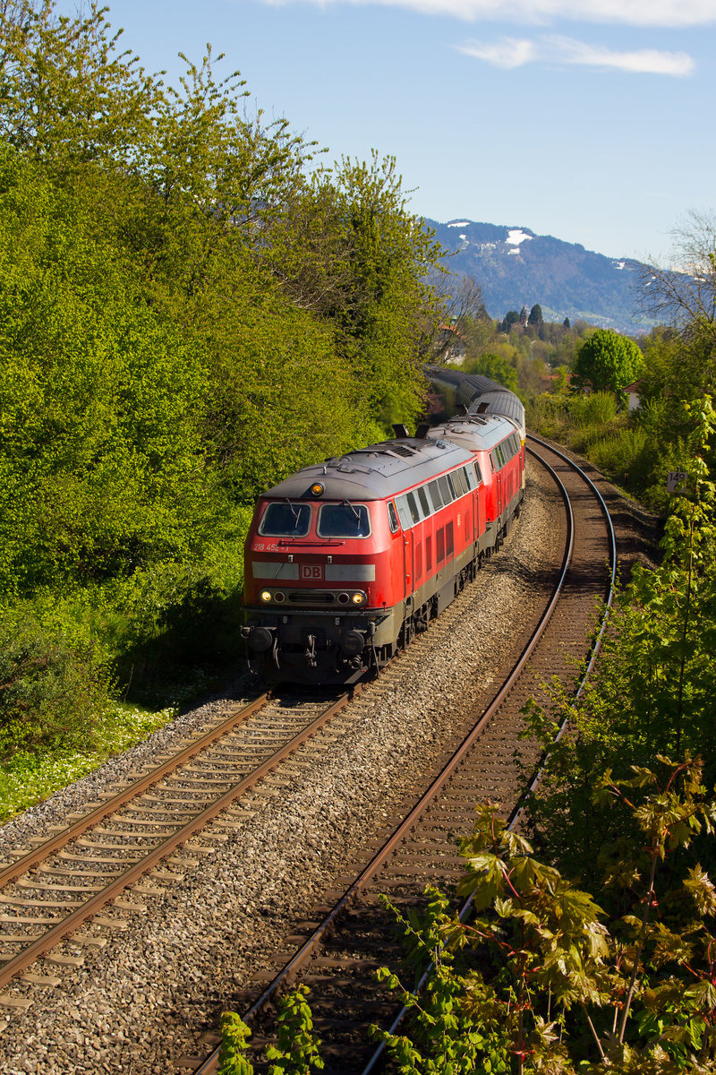 218 452-1 zieht mit zusammen mit ihrer Schwesterlok den EC 195 den Hoyerberg hoch in Richtung Allgäu aus Lindau kommend. 30.4.17