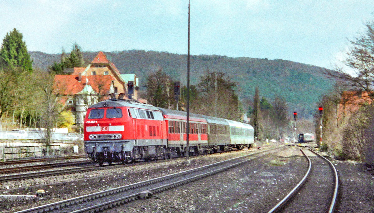 218 452 fuhr am 31.3.01 mit einer bunten Garnitur als RB von  Neuhaus nach N�rnberg in Hersbruck ein. Zwischen den Ausfahrsignalen sieht man noch den Gegenzug. (Scan vom Negativ)