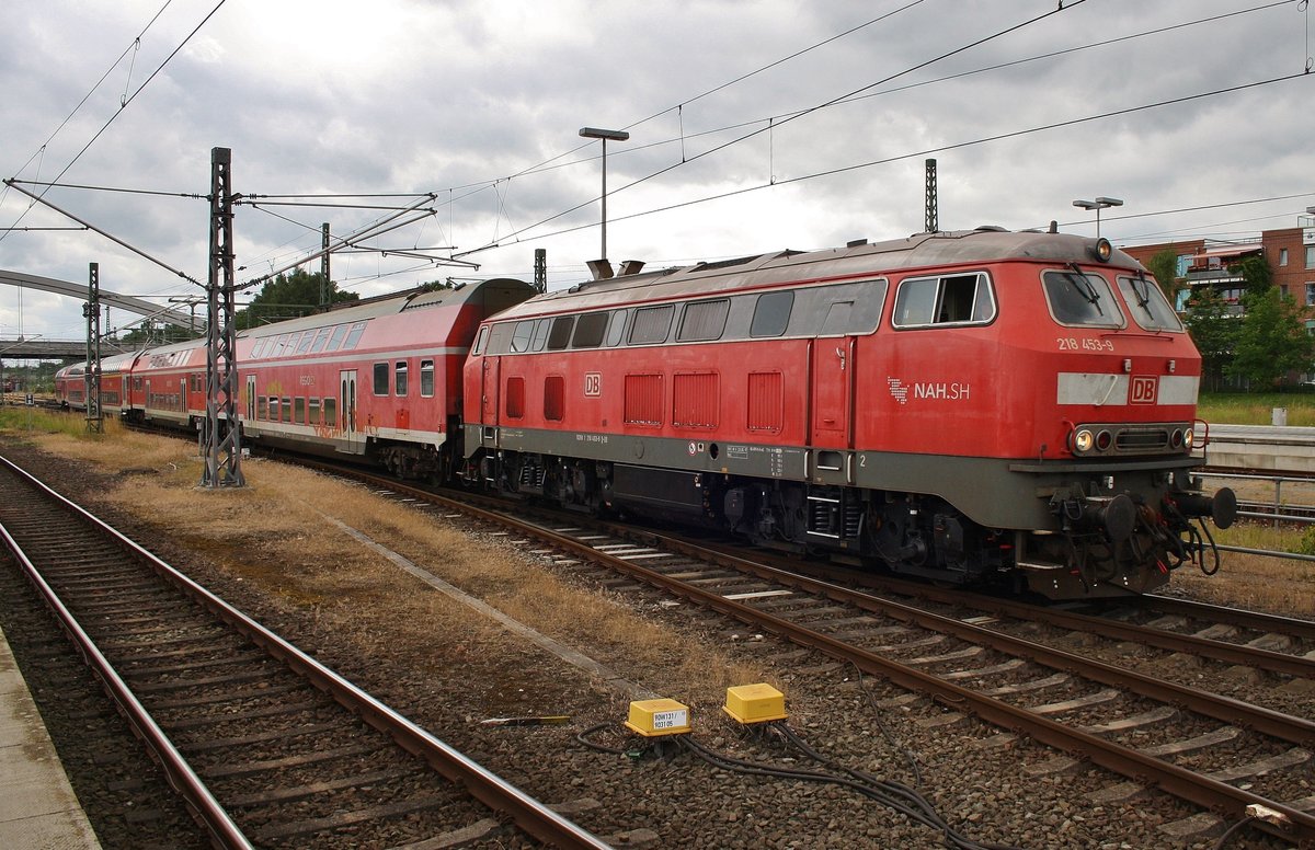 218 453-9 stellt am 25.6.2017 den RE83 (RE21620) von Lübeck Hauptbahnhof nach Kiel Hauptbahnhof bereit.