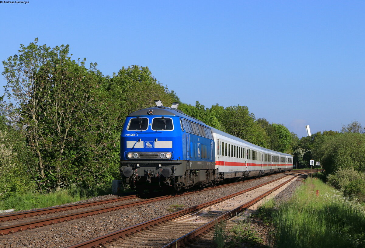 218 454-7 mit dem IC 2364 (Hamburg Altona-Westerland(Sylt)) bei Weddingstedt 30.5.21