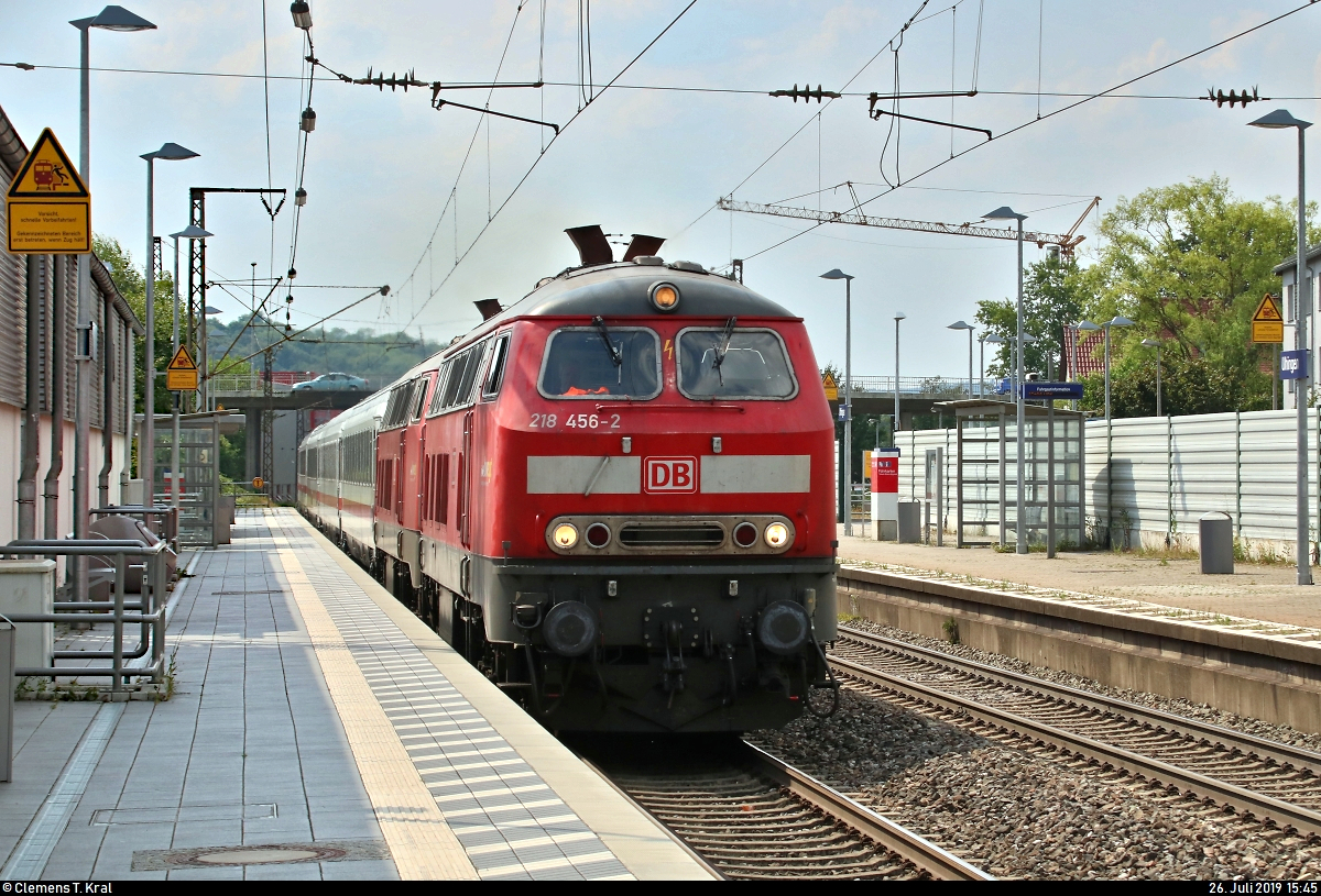 218 456-2 und 218 ??? der DB ZugBus Regionalverkehr Alb-Bodensee GmbH (RAB) als IC 2013  Allgäu  (Linie 32) von Dortmund Hbf nach Oberstdorf durchfahren den Bahnhof Uhingen auf der Bahnstrecke Stuttgart–Ulm (Filstalbahn | KBS 750).
[26.7.2019 | 15:45 Uhr]