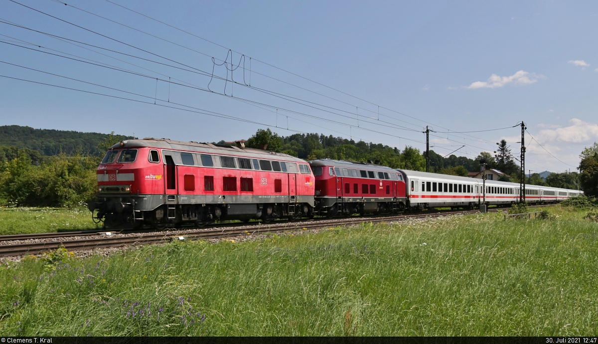 218 456-2 und 218 155-0 unterwegs mit Verspätung in Salach, Süßener Straße.

🧰 DB ZugBus Regionalverkehr Alb-Bodensee GmbH (RAB | DB Regio Baden-Württemberg) | Eisenbahn-Betriebsgesellschaft Neckar-Schwarzwald-Alb mbH (NeSA)
🚝 IC 2012  Allgäu  (Linie 32) Oberstdorf–Dortmund Hbf [+15]
🚩 Bahnstrecke Stuttgart–Ulm (Filstalbahn | KBS 750)
🕓 30.7.2021 | 12:47 Uhr