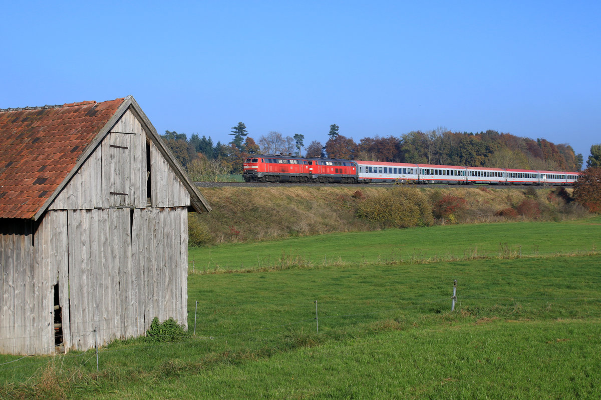 218 456-2 und 218 476-0 ziehen IC 119 pünktlich in Richtung Innsbruck, nächster Halt des Zuges Aulendorf. 30.10.2016