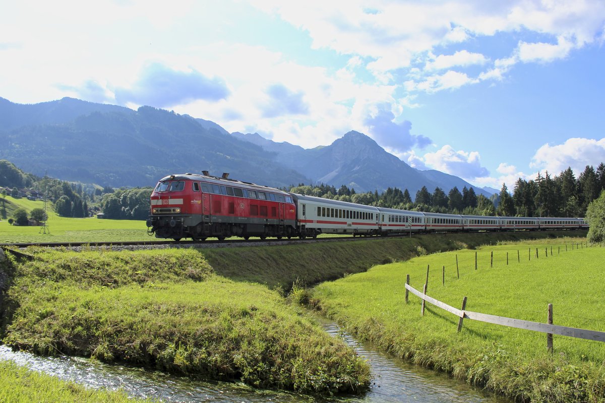 218 456-2 passiert im Sommer 2019 mit einem Intercity Unterthalhofen. Nicht im Bild ist 218 481-0 am anderen Ende des Zuges. 