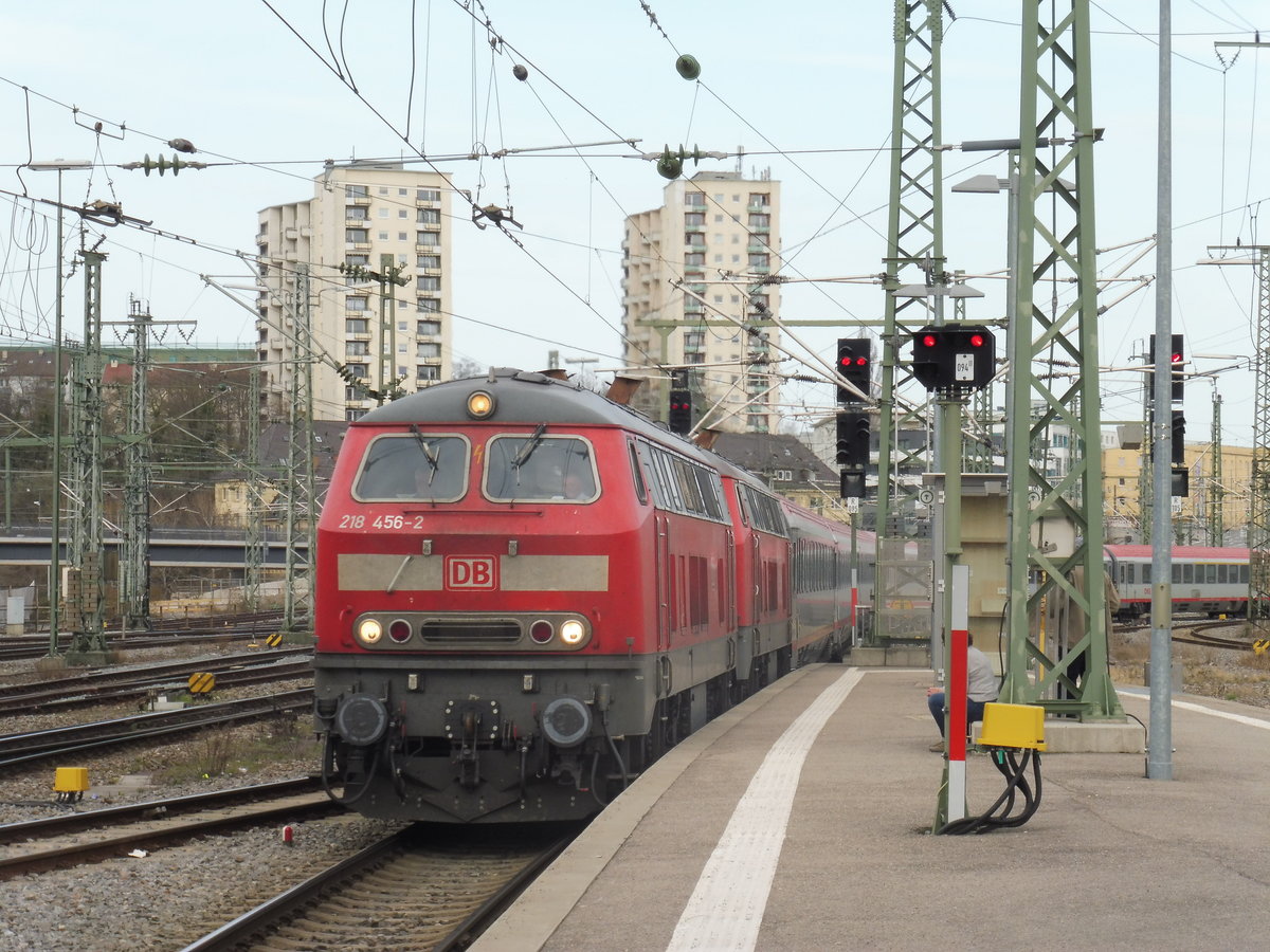 218 456 mit einem R40 Motor und einer weiteren 218 bei der Einfahrt in Stuttgart Hbf mit einem IC nach Münster(Westf), April 2018.