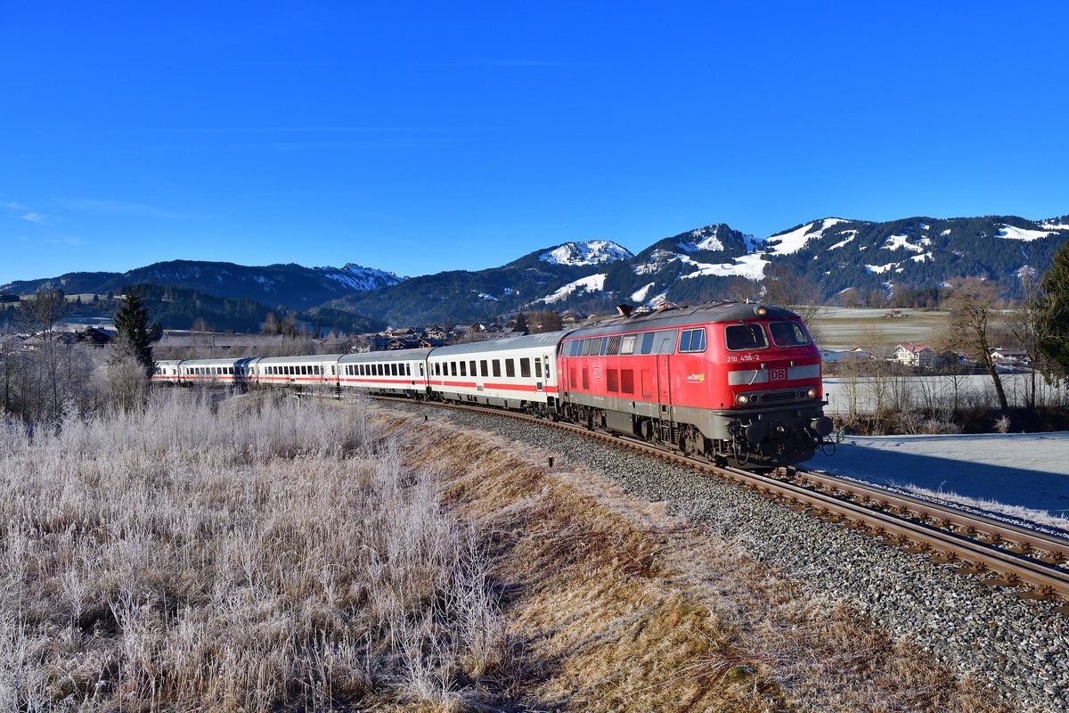 218 456 mit IC 2084 am 12.01.2020 bei Fischen (Allgäu).