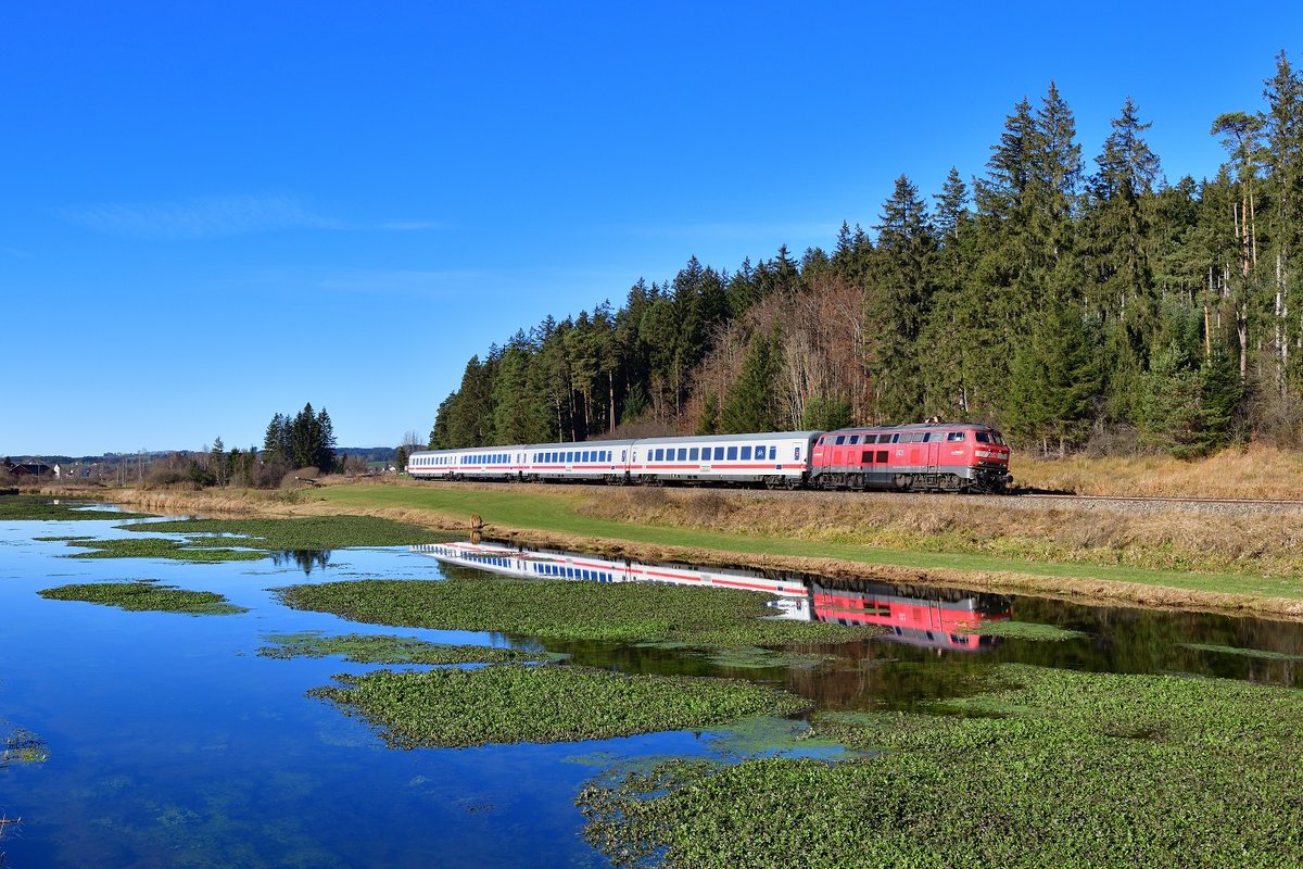 218 456 mit IC 2084 am 18.11.2020 bei Ruderatshofen.