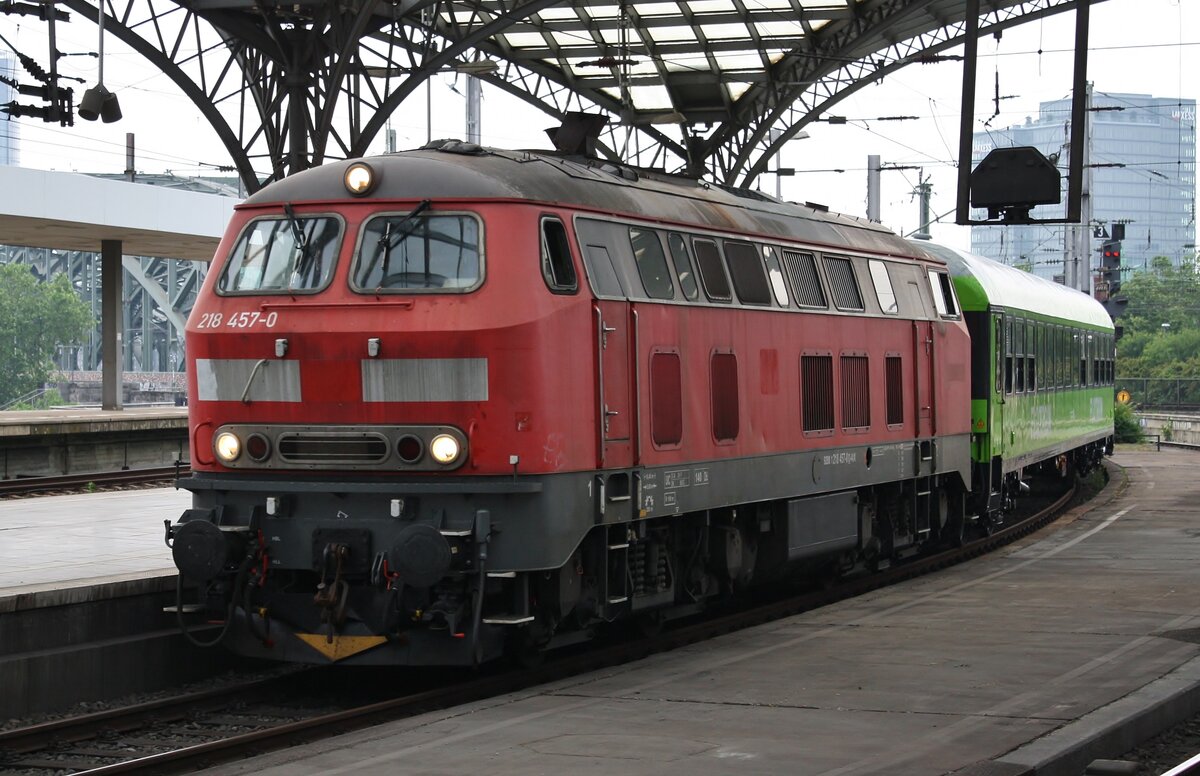 218 457-0 durchfährt am Morgen des 24.06.2021 mit einem Leerzug den Kölner Hauptbahnhof in Richtung Westen. 