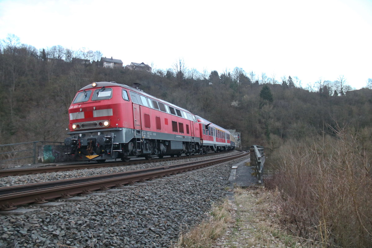 218 457 der AIXrail mit dem letzten Winterberger der Saison 2019 unterwegs von Winterberg in Richtung Ruhrgebiet kurz nach dem Verlassen des Schlossberg-Tunnels in Arnsberg am 14.3.2020