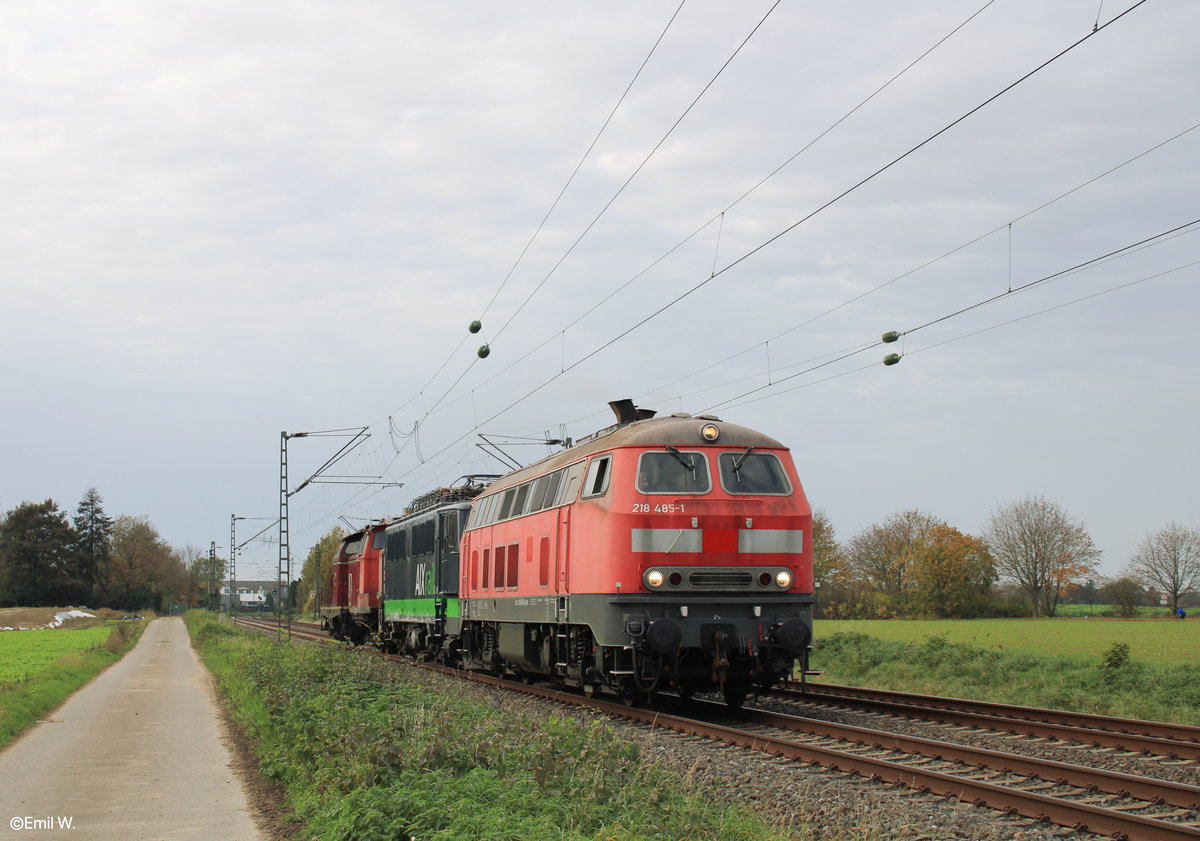 218 457 mit 142 159, 363 665 und 211 345 im Schlepp in Kleinenbroich am 08.11.2020.