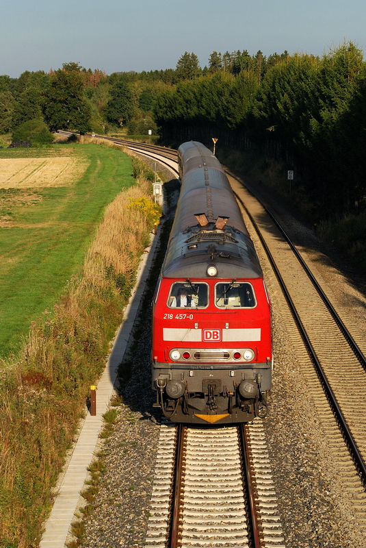 218 457 mit RE 57416 bei Schwabhausen (06.09.2013)