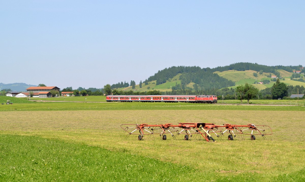 218 458 mit RE 57502 München Hbf - Füssen am 17.07.2014 bei Seeg
