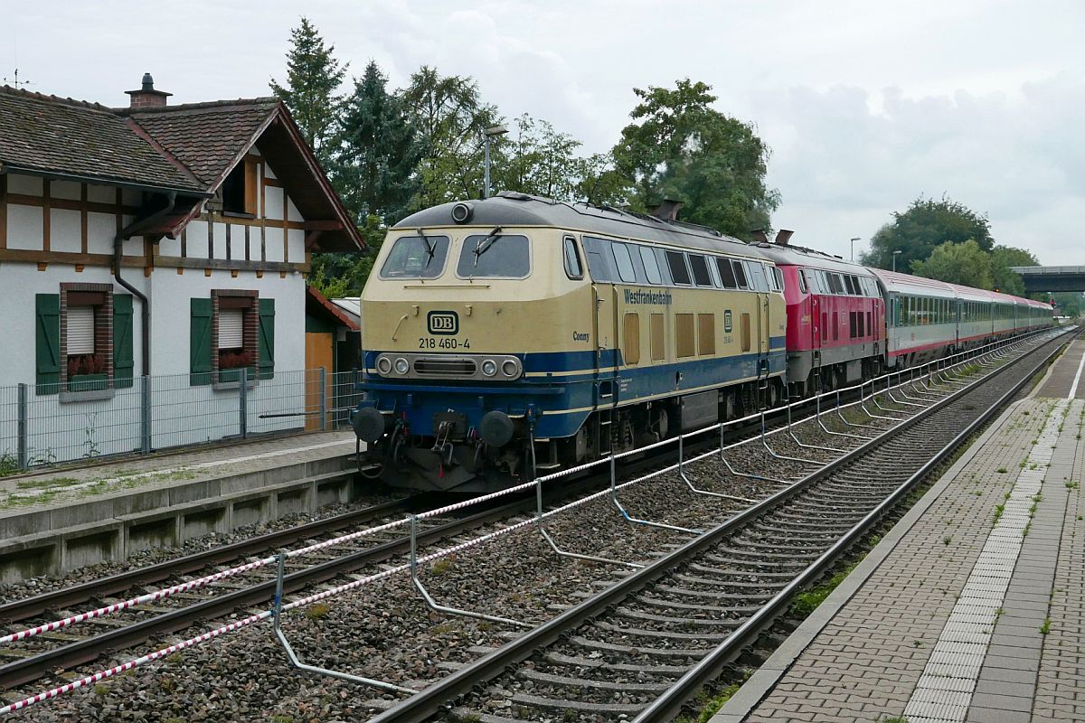 218 460-4  Conny  und 218 476-0 ziehen am 03.08.2020 die Wagen des IC 118  BODENSEE , Innsbruck - Stuttgart, durch die Haltestelle Friedrichshafen-Lwental.