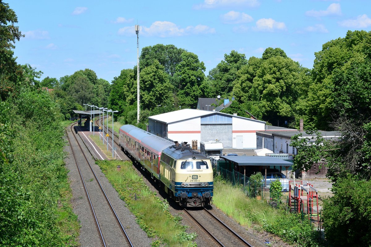 218 460-4 schiebt ihre n-Wagen Garnitur durch den Haltepunkt Aplerbeck Süd gen Dortmund. 

Dortmund 30.05.2020