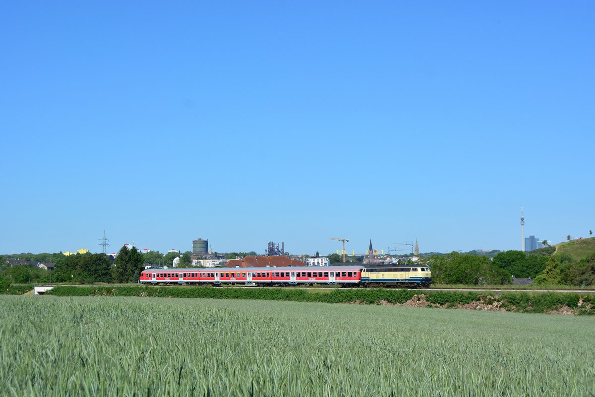 218 460-4 zieht ihre n-Wagen Garnitur an Dortmund vorbei gen Schwerte.

Dortmund 30.05.2020