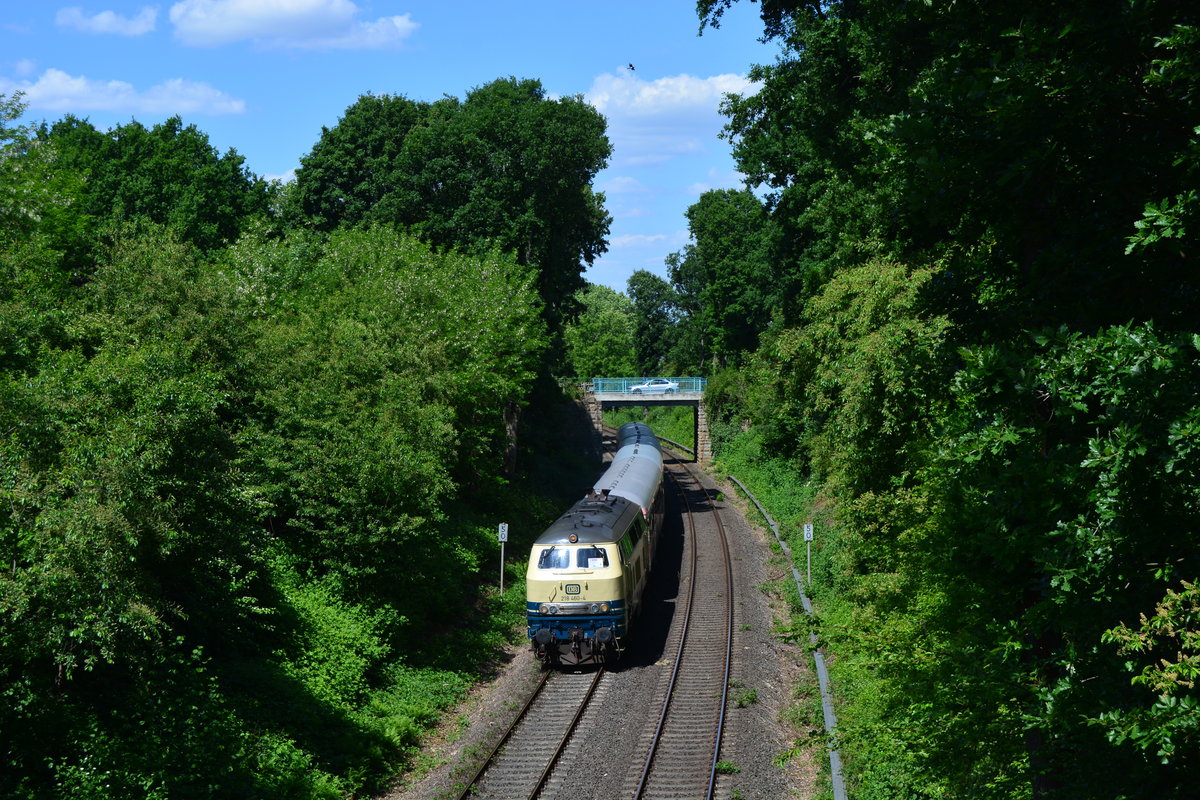 218 460-4 zieht ihre n-Wagen Garnitur durch Dortmund Aplerbeck in Richtung Schwerte.

Dortmund 30.05.2020