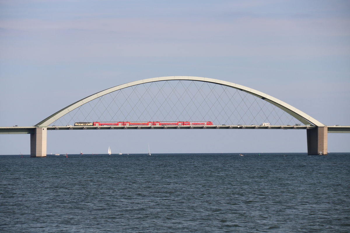 218 460  Conny  ausgeliehen von der Westfrankenbahn an Nah.SH als RE85 auf dem Wahrzeichen der Ostseeinsel Fehmarn im August 2018