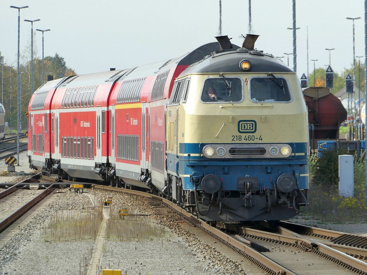 218 460 'Conny' der Westfrankenbahn am 20.10.2022 mit einem Regionalexpress aus München bei der Einfahrt in Mühldorf.