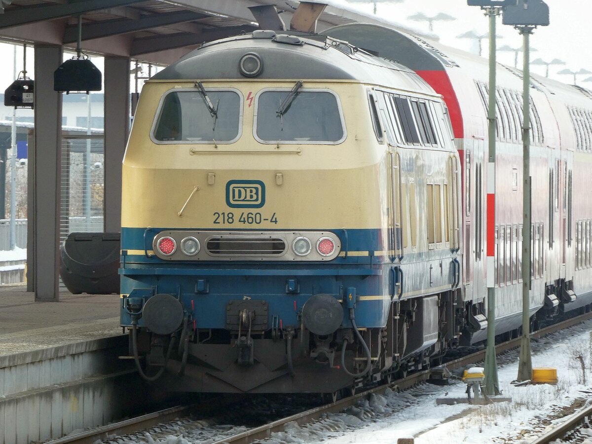 218 460 'Conny' der Westfrankenbahn am 20.12.2022 bei der Ausfahrt mit einem RE aus Mühldorf.