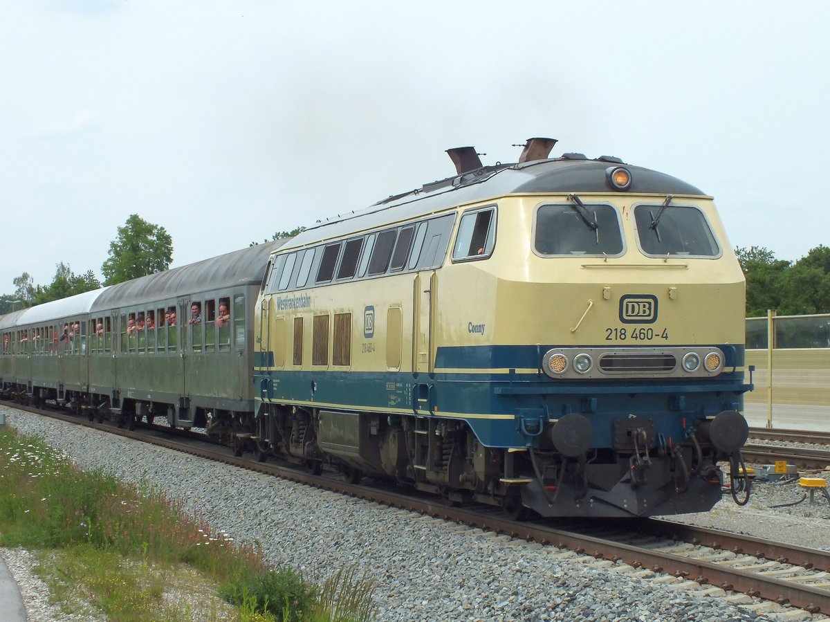 218 460 'Conny' der Westfrankenbahn mit historischer Wagengarnitur im Planverkehr am 25.05.19 in Tüssling.