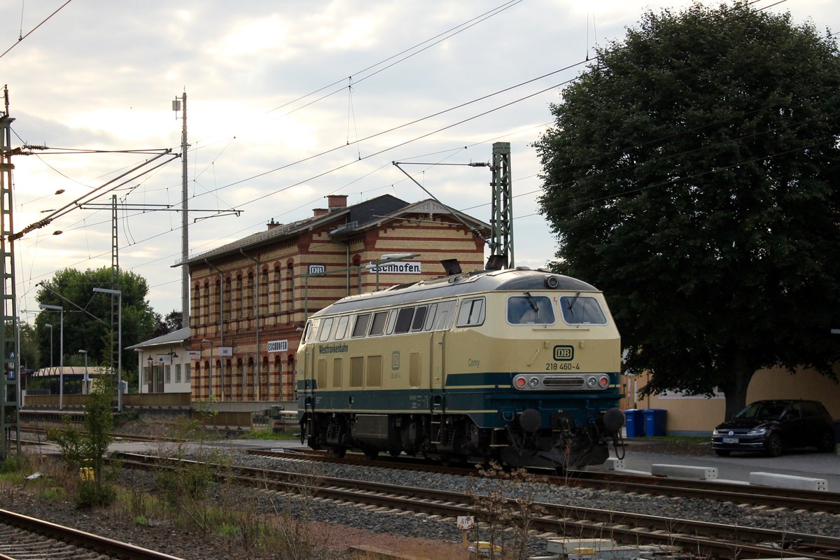 218 460 (Conny) der Westfrankenbahn wird von Kassel nach Koblenz überführt und fährt am 01.09.2017 gegen 17:44 durch Eschhofen.