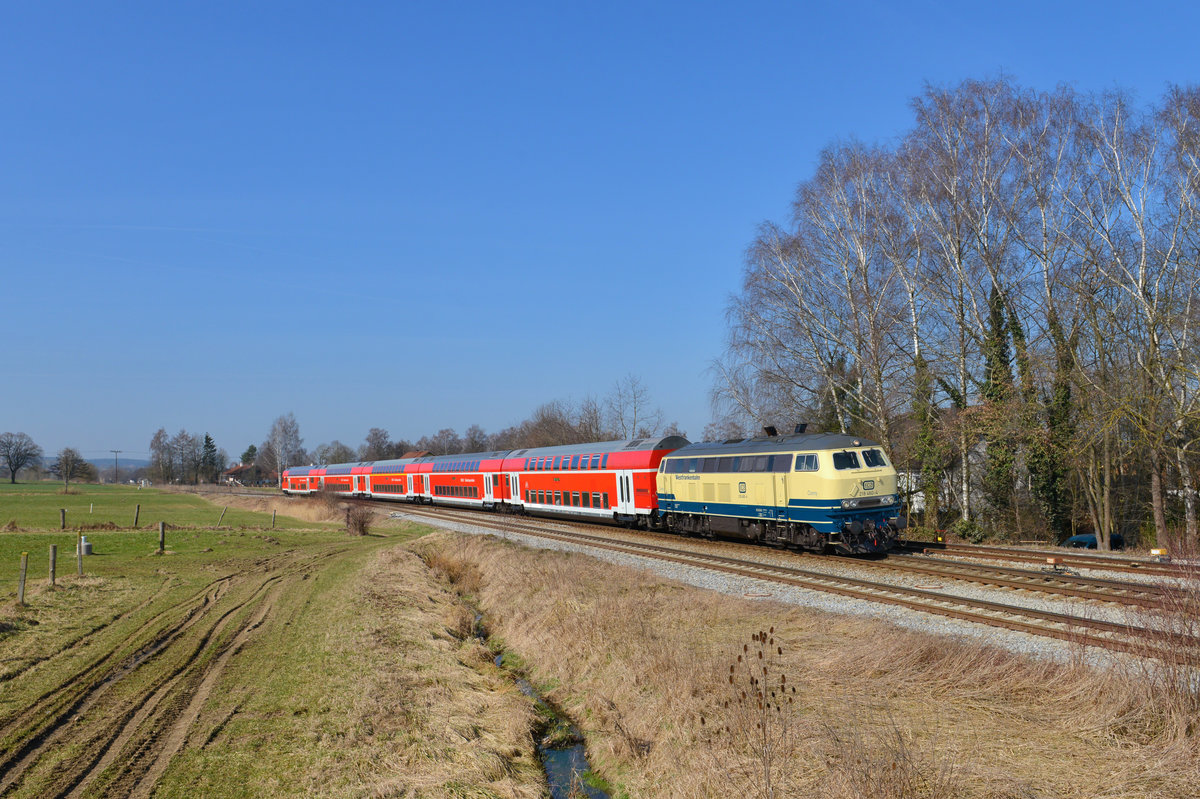 218 460 mit einer RB am 17.03.2017 bei Dorfen. 