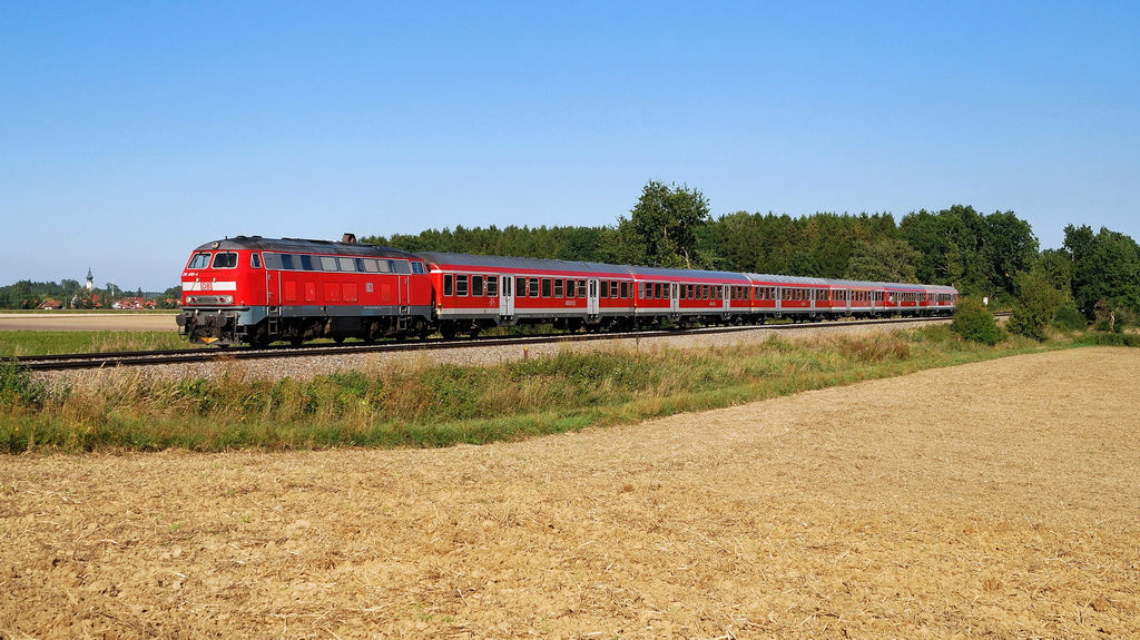 218 460 mit RE 57414 bei Schwabhausen (05.09.2013)